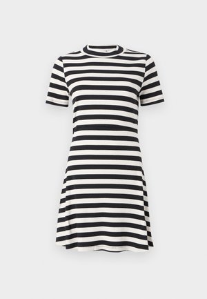 Robe rayée noir et blanc avec une texture côtelée, des manches courtes, un col montant et une silhouette évasée, offrant un style décontracté.