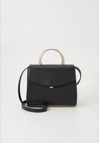 Mustast nahast käsitööna valmistatud käekott, millel on struktureeritud kuju, kuldsed metallosad, ülemine käepide ja eemaldatav õlarihm. Sile tekstuur ja minimaalne detailitöö.