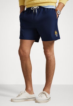 5.75-INCH TRAVELER POLO BEAR SWIM TRUNK - Fürdőnadrág - newport navy w/ bear