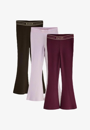 Trzy pary prążkowanych spodni dzwonów w kolorze ciemnobrązowym, jasnoróżowym i bordowym, każda z markowaną elastyczną talią z napisem "BAKER BY TED BAKER."