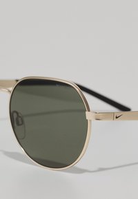 Nike Sportswear TRAVELER TREND UNISEX - Akiniai nuo saulės - satin gold-coloured/green