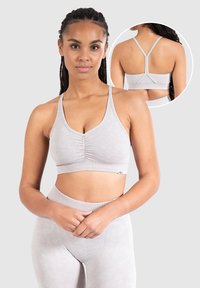 Ljusgrå sport-bh med v-ringning och rynkdetalj, utrustad med tunna justerbara axelremmar och ett mjukt, texturerat tyg.