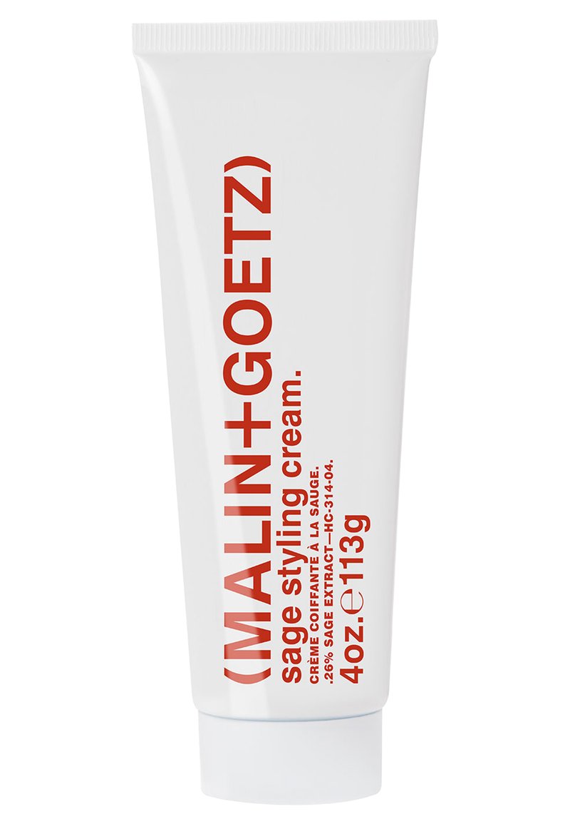 Packaging in tubetto bianco con tappo a scatto, presenta un testo rosso in grassetto. Il nome del prodotto è "(MALIN+GOETZ) crema per lo styling alla salvia," peso netto 4 oz (113 g).