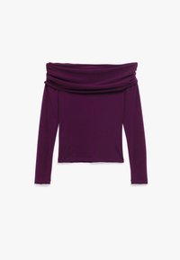 Pitkähihaiseen paita syvän purppuranvärisestä kankaasta, jossa on olkapäiltä paljastava roikkuva kaulus ja pehmeä, sileä tekstuuri.