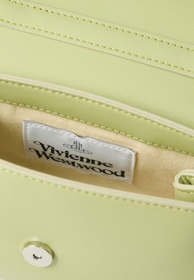 Εσωτερικό τσάντας από πράσινο συνθετικό δέρμα με υφασμάτινη επένδυση, ορατή ετικέτα με την ένδειξη «Vivienne Westwood» και στρογγυλό ασημί κούμπωμα πατώντας.