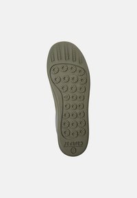 Suola di scarpa in gomma di colore verde oliva, con motivi di battistrada circolari, fori di ventilazione e taglia 42 stampata sul lato.
