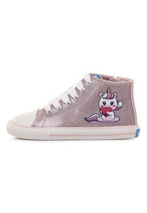 Baskets montantes roses pailletées pour enfant avec des lacets blancs et une licorne colorée en dessin animé tenant un cœur rouge sur le côté.