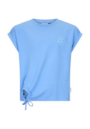 Jasnoniebieska koszulka z krótkim rękawem, z podwiniętymi mankietami, małym okrągłym logo na piersi i regulowanym ściągaczem na lewym dolnym brzegu.