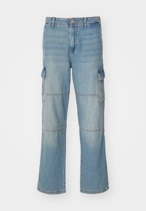 Pantalones cargo de denim azul claro con un ajuste relajado, que cuentan con dos bolsillos laterales y un diseño de pierna recta. Textura desgastada a lo largo de las costuras.