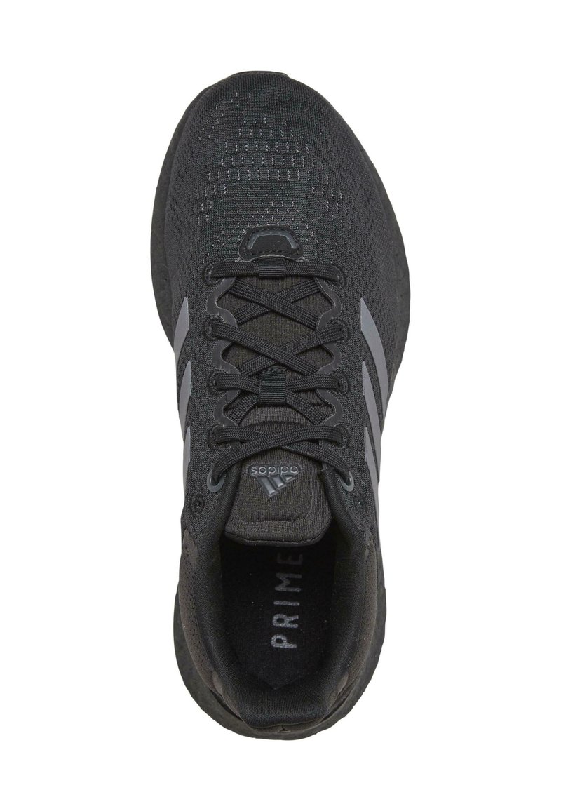 Schwarzer Sportschuh mit einem strukturierten Mesh-Obermaterial, schwarzen Schnürsenkeln und drei weißen Streifen. Verfügt über einen gepolsterten Schaft und eine gedämpfte Sohle.