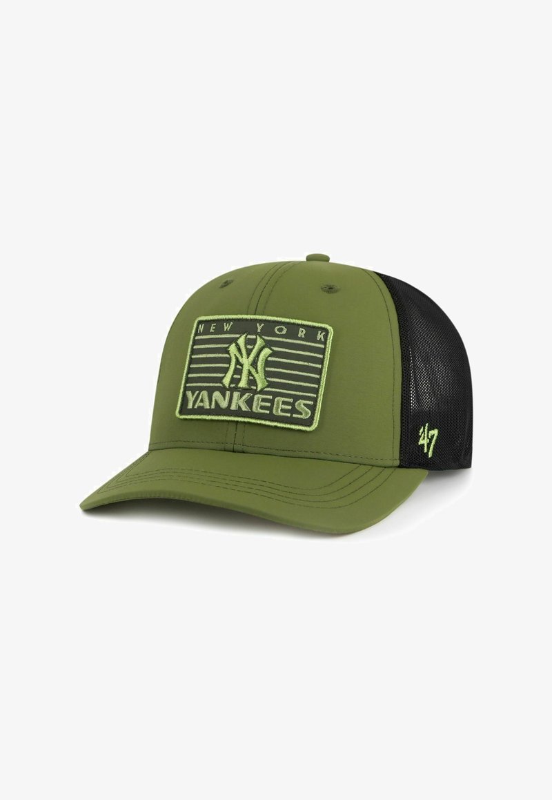 Olivgrüner Baseball-Cap mit schwarzem Netzrücken, gekennzeichnet durch ein erhabenes New York Yankees-Logo und eine gestickte '47' an der Seite.