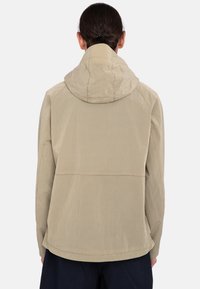 Chaqueta de exterior beige con un patrón de cuadros, capucha ajustable y mangas largas. El material parece ligero y duradero, adecuado para su uso al aire libre.