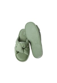 Pantofole di tessuto verde con un design superiore annodato. Texture morbida, suola imbottita e fondo rigato per una presa sicura.