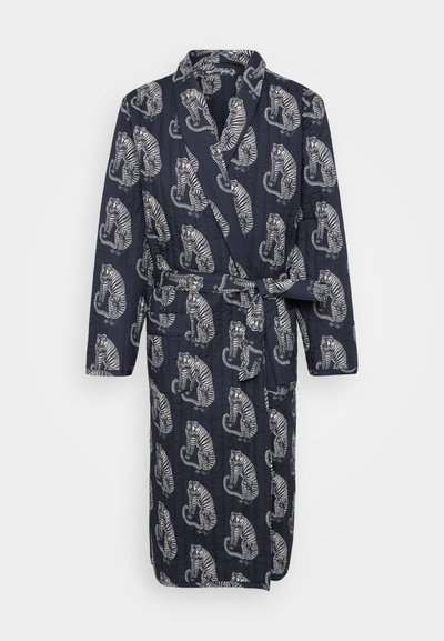 Tumedateeritud sinine vanni rätik, millel on valge tiigri muster, pikad varrukad, šalli krae ja nööriga talje, samuti kaks esist pihku.