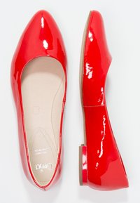 Czerwone baleriny z lakierowanej skóry z zaostrzonym noskiem i niskim obcasem, charakteryzujące się gładką fakturą i minimalistycznym designem. Logo marki na wkładce.