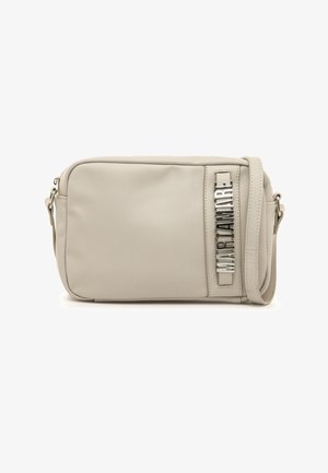 Beige schoudertas van kunstleer met ritssluiting, voorzien van een metalen logo-accent en een verstelbare riem voor veelzijdig draagcomfort.