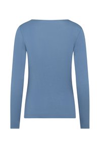 Maglietta a maniche lunghe in tessuto morbido e sottile. Presenta un collo quadrato e un colore azzurro chiaro con una texture liscia. Senza fantasie o accessori.