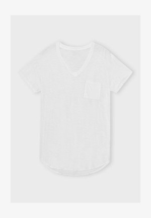 Fehér V-nyakú póló, könnyű anyagból készült, rövid ujjú és egy kis mellzsebbel rendelkezik. Lekerekített aljjal és laza fazonnal rendelkezik.