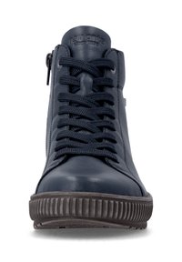 Basket montante bleu marine avec lacets noirs, fermeture zippée sur le côté, bout arrondi et semelle en caoutchouc texturé, vue de face sur fond blanc.