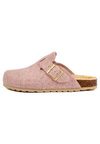 Sabot en feutre rose avec une boucle dorée, dos ouvert, semelle en caoutchouc beige clair et surface texturée. Idéal pour un usage décontracté et le confort.