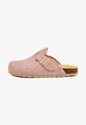 Sabot en feutre rose avec une boucle dorée, dos ouvert, semelle en caoutchouc beige clair et surface texturée. Idéal pour un usage décontracté et le confort.