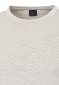 Helle beigefarbene, gewobene Sweater mit strukturierter Oberfläche und rundem Ausschnitt, versehen mit einem kleinen schwarzen Etikett mit dem Markennamen "bugatti."