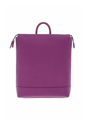 Sac à dos en cuir violet avec une poignée supérieure et des double zips de chaque côté, affichant un design minimaliste et une texture subtile.