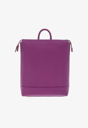 Sac à dos en cuir violet avec une poignée supérieure et des double zips de chaque côté, affichant un design minimaliste et une texture subtile.