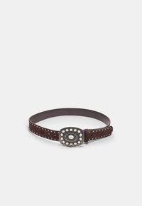 Bruine suède riem met metalen studs, met een decoratieve zilverkleurige gesp met een centraal ontwerp en afgeronde accenten.