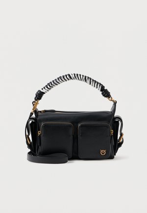 Geantă din piele neagră cu două buzunare frontale, accesorii aurii și un mâner împletit cu accente negre și albe. Include o curea de umăr detașabilă.