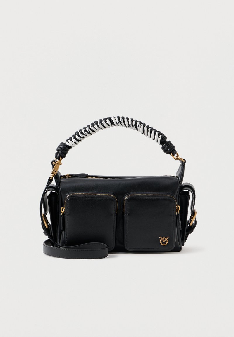 Μαύρη δερμάτινη τσάντα χειρός με δύο μπροστινές τσέπες, χρυσές λεπτομέρειες και πλεξούδα λαβής με μαύρες και λευκές λεπτομέρειες. Περιλαμβάνει αποσπώμενο ιμάντα ώμου.