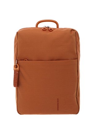 Sac à dos orange texturé avec une poignée supérieure, une poche zippée à l'avant et un tirette de fermeture zippée de marque. Il présente une forme rectangulaire épurée.
