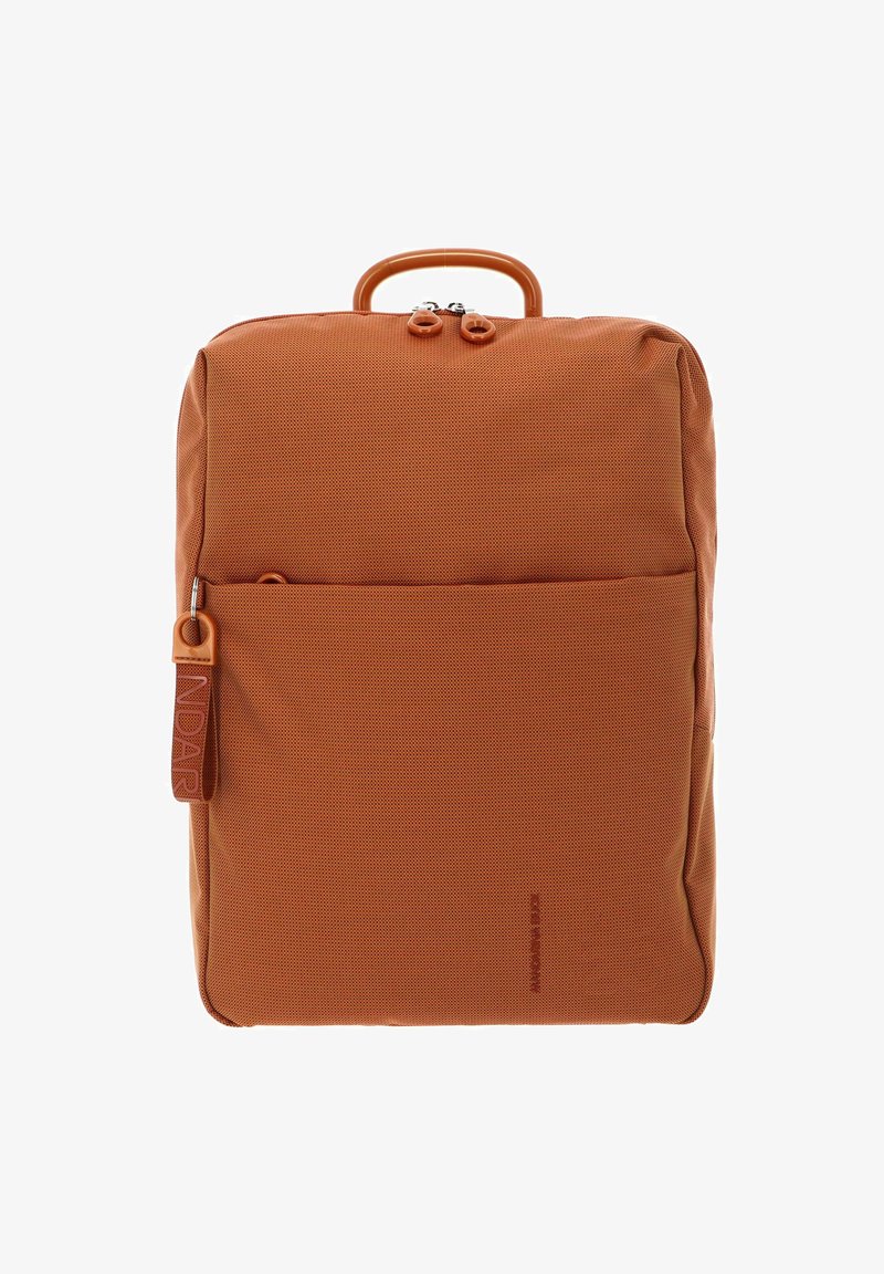 Sac à dos orange texturé avec une poignée supérieure, une poche zippée à l'avant et un tirette de fermeture zippée de marque. Il présente une forme rectangulaire épurée.