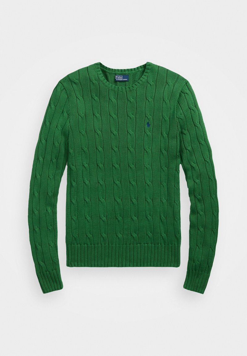 Pull vert en maille torsadée à col rond, manches longues, poignets et ourlet côtelés, avec un petit logo brodé sur la poitrine gauche.