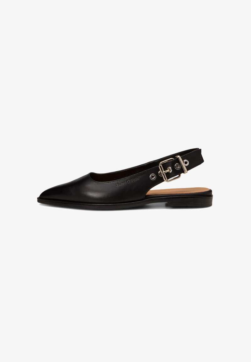 Ballerine à bout pointu en cuir noir avec bride arrière et boucle argentée réglable, à petit talon.