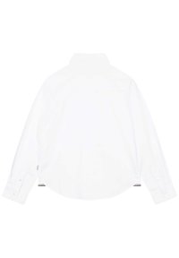 Camicia bianca a manica lunga con colletto classico, polsini bottone e orlo arrotondato. Presenta una texture liscia con un piccolo logo sul lato.