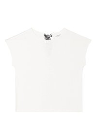 Weißes, kurzes T-Shirt aus weichem Stoff, mit Rundhalsausschnitt und einem auffälligen schwarz-weißen gemusterten Etikett auf der Rückseite.