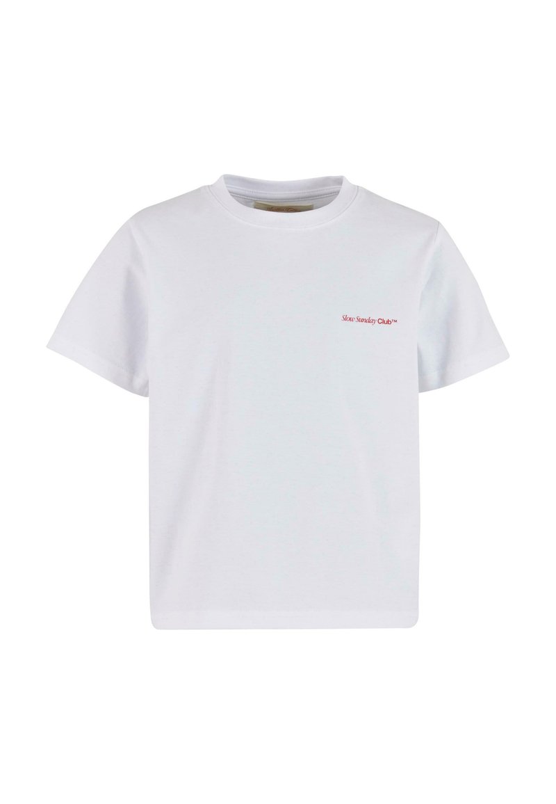 Hvit bomull T-skjorte med kortermet og rund hals. Har liten rød brodert tekst "Slow Sunday Club" på venstre bryst.