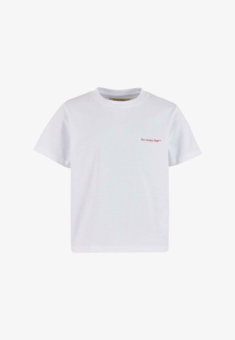 Camiseta de algodón blanca con mangas cortas y escote redondo. Presenta un pequeño texto bordado en rojo que dice "Slow Sunday Club" en el lado izquierdo del pecho.