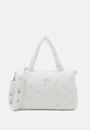Saco de tecido branco com um subtil padrão floral cinza, alças duplas, cinta ajustável e pormenores em dourado. Fecho superior com zíper.