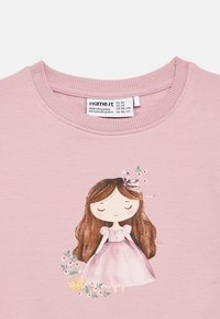 Camisola rosa para criança com uma ilustração impressa de uma rapariga numa vestido lilás, cabelo castanho longo, um laço, pequenas flores e uma coroa dourada.