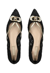 Ballerine in pizzo nero con punta a ogiva, fibbia dorata e accenti di gemme, e cinturini metallici. Fodera interna morbida con una vestibilità comoda.