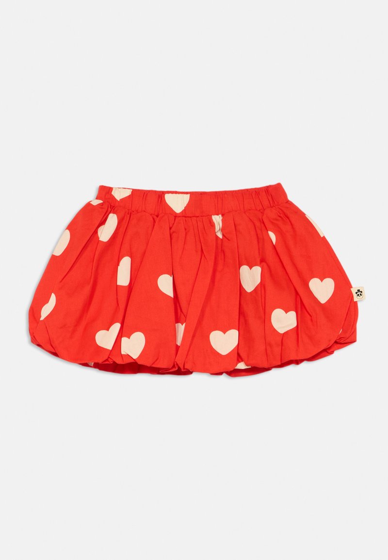 Falda roja con volumen y cintura elástica, decorada con patrones de corazones blancos distribuidos uniformemente por toda la tela.