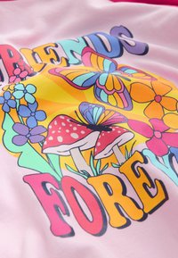 Rózsaszín szövet színes grafikával, rajta a "FRIENDS FOREVER" felirat, pillangók, virágok és piros pöttyös gombák játékos mintázattal.