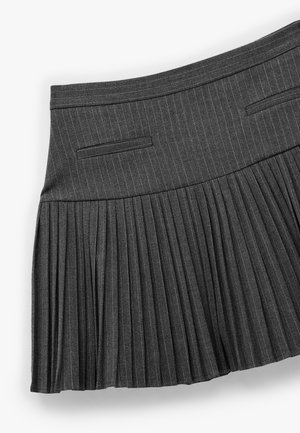 Falda gris plisada con sutiles rayas. Presenta una cintura suave y dos bolsillos laterales, confeccionada en una tela liviana.