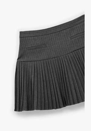 Hame gris pleatattu, jossa on hienot raidoitukset. Siinä on sileä vyötärö ja kaksi sivutaskua, ja se on valmistettu kevyestä kankaasta.