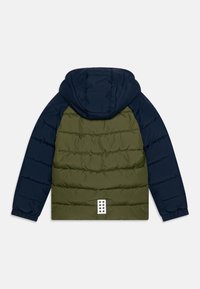 Padded bunda s námořnickými modrými rukávy a kapucí, olivovo zeleným tělem, elastickými manžetami a bílým akcentem s otvory na zadní straně.