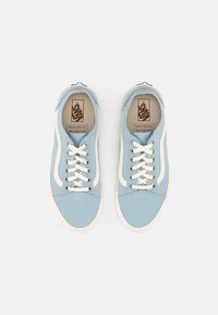 Ljusblå kanvas sneakers med vita accenter, rund tå och klassisk snörningsdesign. Har en mönstrad innersula med logodetaljer.