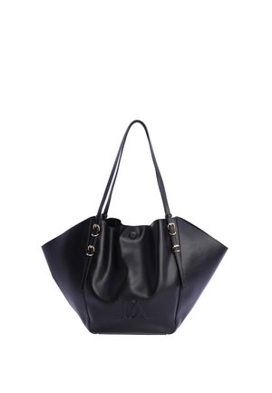 Bolso tote de cuero negro con lados anchos, dos asas para el hombro con hebillas y un pequeño logo en relieve en el centro delantero.