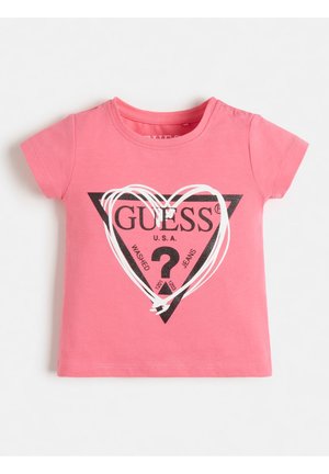 Różowy t-shirt dla malucha z krótkim rękawem, z czarnym trójkątnym logo "GUESS" i białym wzorem serca na przodzie, z napami na ramionach.